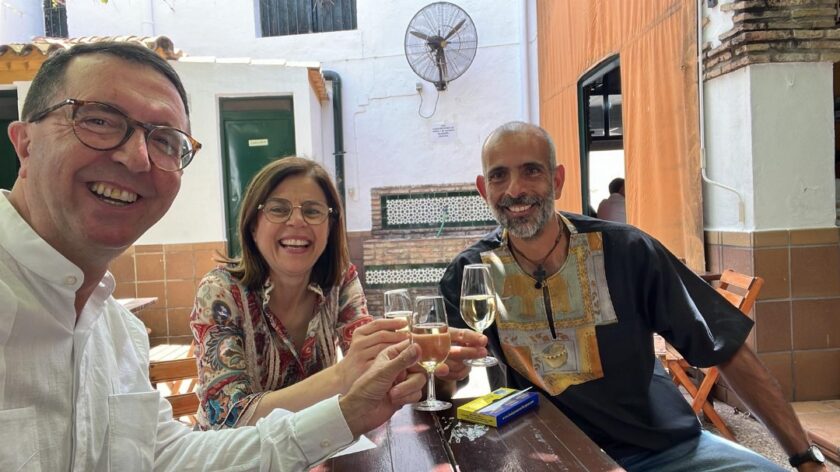 Mi esposa y yo con Manuel Ogalla compartiendo un ratito alegría