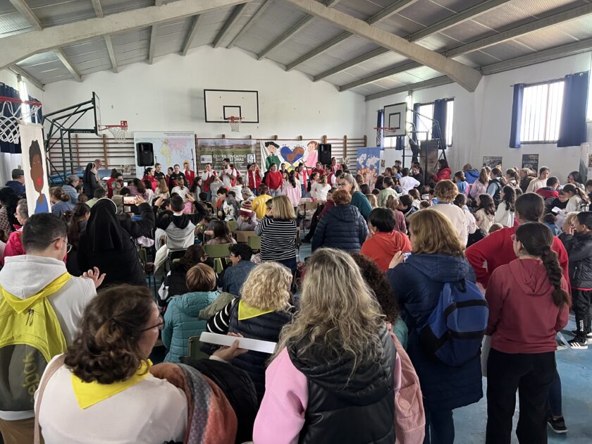 En el pabellon, entre canción y canción, el grupo "Día del Niño" desplegó sus capacidades de animación 